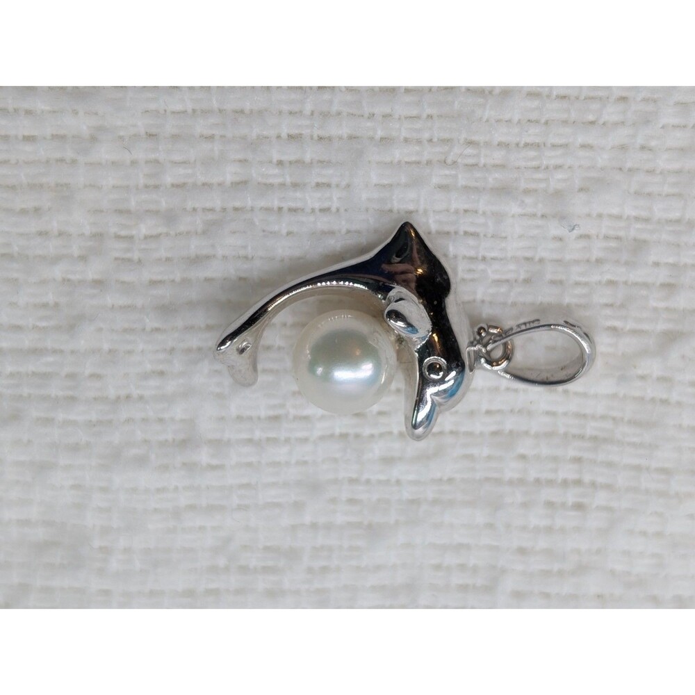 Women’s Sterling Silver Dolphin Pendant necklace with Pearl